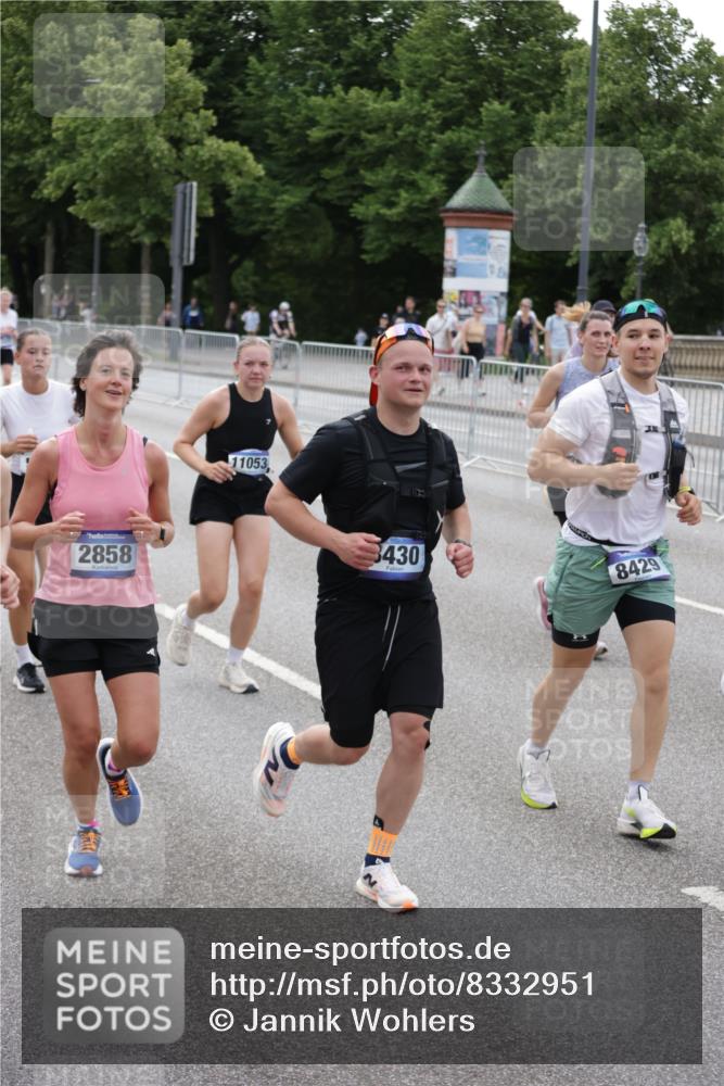 29.06.2025 - hella hamburg halbmarathon Jannik Wohlers http://msf.ph/oto/8332951 29.06.2025 10:40:29 Lombardsbrücke 1075, 1323, 2173, 2299, 2858, 3121, 3306, 3432, 3694, 4044, 4234, 4530, 4774, 4775, 4972, 5753, 6098, 6163, 6289, 6842, 7293, 8053, 8054, 8429, 8430, 9009, 9237, 9437, 9946, 10644, 10940, 11053, 11686, 12191, 12610, 12692, 12699, 13773, 14553, 16028, 16297, 16449, 16450, 17233, 17234, 17267, 17879, 19087 meine-sportfotos.de