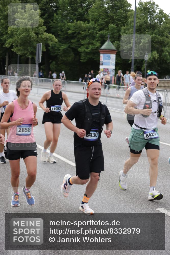 29.06.2025 - hella hamburg halbmarathon Jannik Wohlers http://msf.ph/oto/8332979 29.06.2025 10:40:29 Lombardsbrücke 1075, 1323, 2173, 2299, 2858, 3121, 3306, 3432, 3694, 4044, 4234, 4530, 4774, 4775, 4972, 5753, 6098, 6163, 6289, 6842, 7293, 8053, 8054, 8429, 8430, 9009, 9237, 9437, 9946, 10644, 10940, 11053, 11686, 12191, 12610, 12692, 12699, 13773, 14553, 16028, 16297, 16449, 16450, 17233, 17234, 17267, 17879, 19087 meine-sportfotos.de