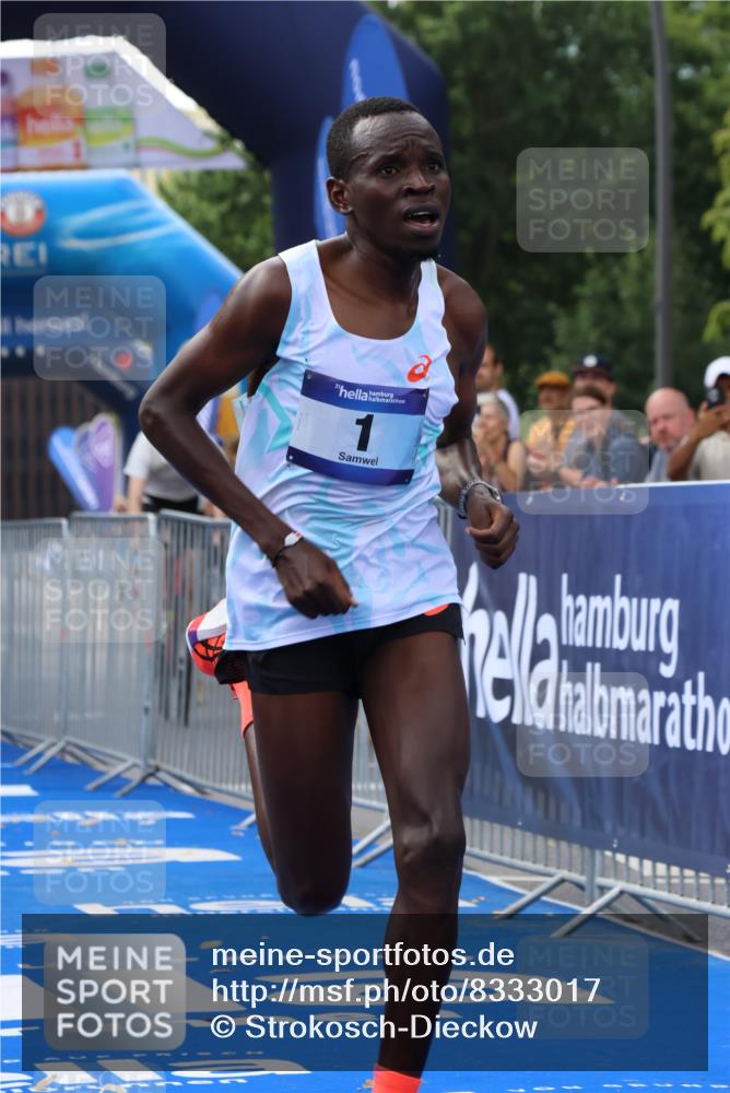 29.06.2025 - hella hamburg halbmarathon Strokosch-Dieckow http://msf.ph/oto/8333017 29.06.2025 10:01:01 Ziel 1, 5 meine-sportfotos.de