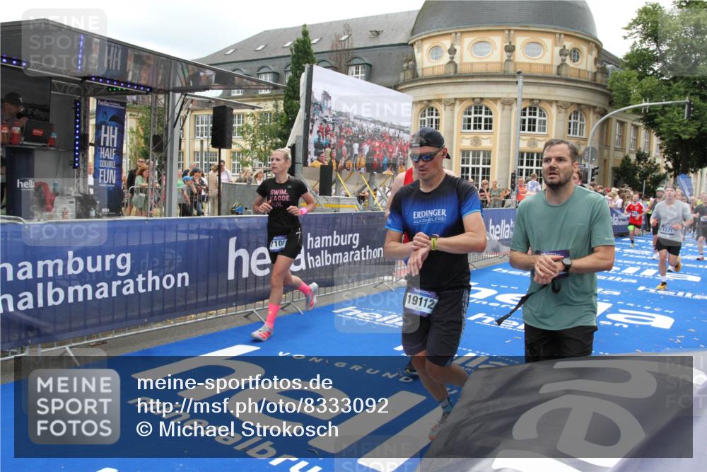 29.06.2025 - hella hamburg halbmarathon Michael Strokosch http://msf.ph/oto/8333092 29.06.2025 10:50:06 Ziel 1216, 1321, 1507, 2020, 3562, 3692, 3852, 7100, 7657, 9031, 9213, 9303, 9965, 12203, 12271, 13225, 13758, 14257, 16403, 18228, 18657, 18658, 18884, 19112 meine-sportfotos.de
