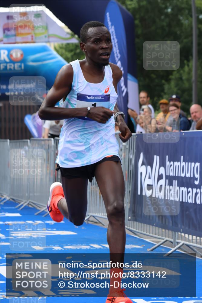 29.06.2025 - hella hamburg halbmarathon Strokosch-Dieckow http://msf.ph/oto/8333142 29.06.2025 10:01:01 Ziel 1, 5 meine-sportfotos.de
