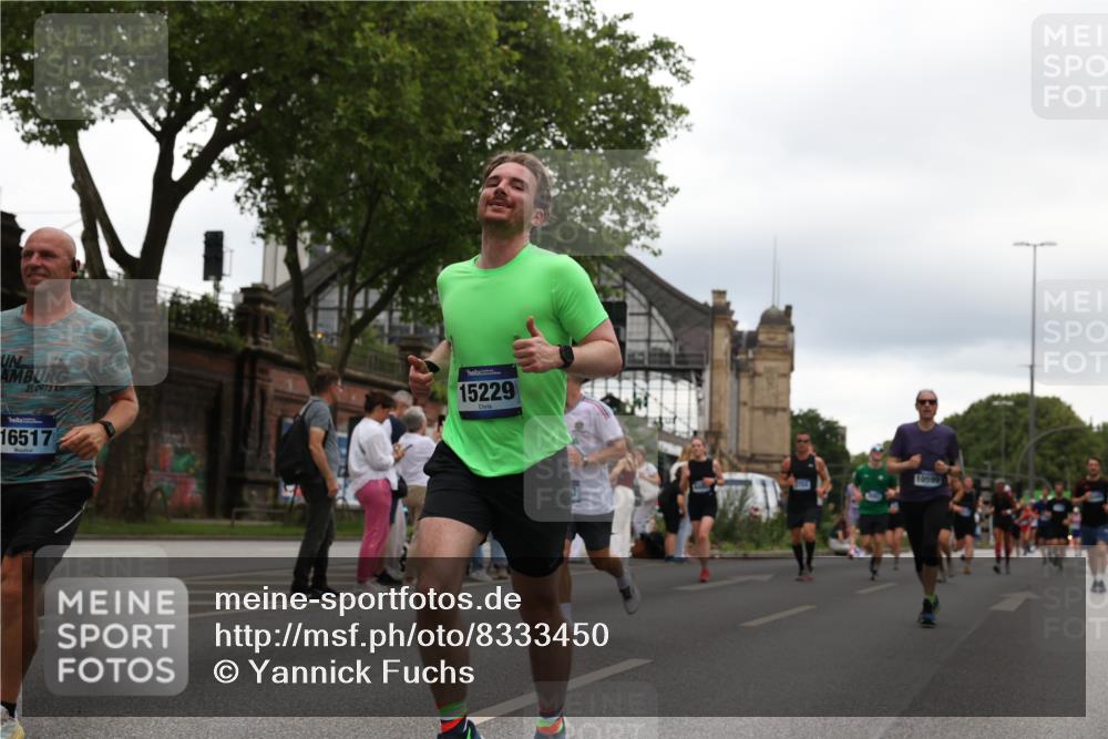29.06.2025 - hella hamburg halbmarathon Yannick Fuchs http://msf.ph/oto/8333450 29.06.2025 10:51:50 20KM 1611, 2025, 2488, 2606, 2759, 2806, 2840, 2883, 2907, 3093, 3141, 3859, 4426, 4467, 4502, 4579, 4632, 4833, 5341, 5926, 6104, 6281, 6302, 6531, 6595, 7138, 7189, 7833, 8322, 8585, 9316, 9485, 10599, 10788, 11645, 13465, 13816, 14571, 15217, 15229, 16517, 16531, 17405, 17415, 17455, 17543, 18068, 18180, 18492, 18501, 18587, 18762, 18891 meine-sportfotos.de