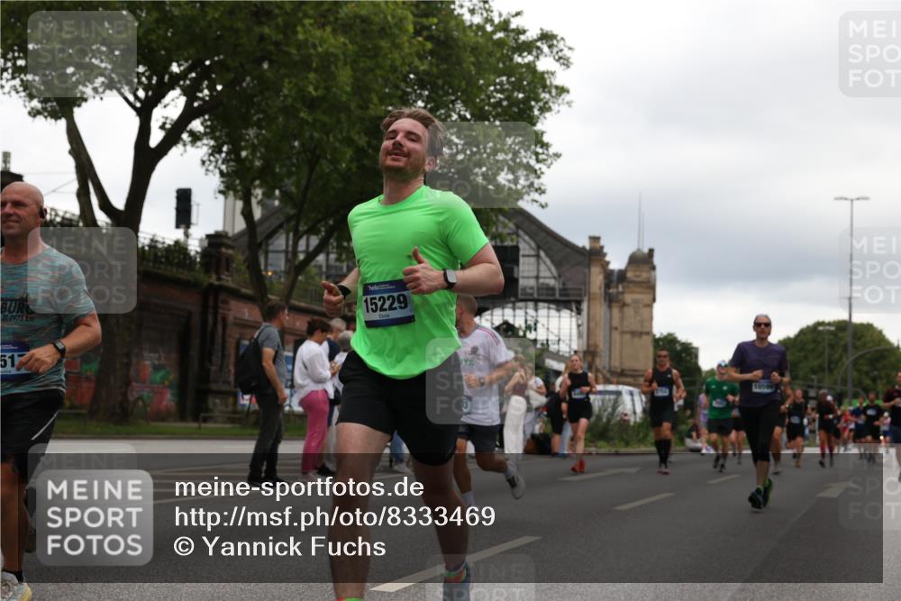 29.06.2025 - hella hamburg halbmarathon Yannick Fuchs http://msf.ph/oto/8333469 29.06.2025 10:51:50 20KM 1611, 2025, 2488, 2606, 2759, 2806, 2840, 2883, 2907, 3093, 3141, 3859, 4426, 4467, 4502, 4579, 4632, 4833, 5341, 5926, 6104, 6281, 6302, 6531, 6595, 7138, 7189, 7833, 8322, 8585, 9316, 9485, 10599, 10788, 11645, 13465, 13816, 14571, 15217, 15229, 16517, 16531, 17405, 17415, 17455, 17543, 18068, 18180, 18492, 18501, 18587, 18762, 18891 meine-sportfotos.de