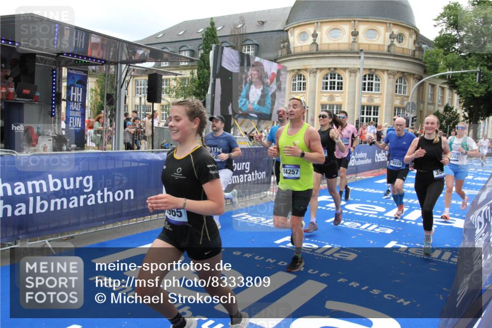 29.06.2025 - hella hamburg halbmarathon Michael Strokosch http://msf.ph/oto/8333809 29.06.2025 10:50:12 Ziel 1119, 1216, 1507, 3296, 3562, 7176, 8313, 9031, 9303, 9965, 10371, 11607, 12203, 12235, 13282, 14257, 18228, 18657, 18658 meine-sportfotos.de