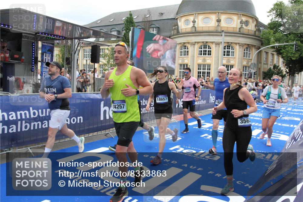 29.06.2025 - hella hamburg halbmarathon Michael Strokosch http://msf.ph/oto/8333863 29.06.2025 10:50:12 Ziel 1119, 1216, 1507, 3296, 3562, 7176, 8313, 9031, 9303, 9965, 10371, 11607, 12203, 12235, 13282, 14257, 18228, 18657, 18658 meine-sportfotos.de