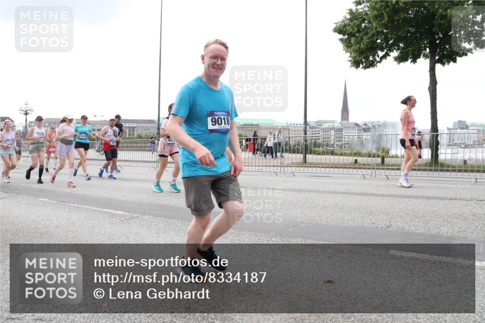 29.06.2025 - hella hamburg halbmarathon Lena Gebhardt http://msf.ph/oto/8334187 29.06.2025 10:47:37 Lombardsbrücke 2148, 10206, 2101, 4974, 4975, 9018, 1045, 1246, 1434, 1463, 1523, 1618, 1639, 1704, 1926, 2148, 2407, 2491, 2537, 2545, 2704, 2790, 2882, 2994, 3049, 3339, 4037, 4184, 4325, 4423, 4483, 4806, 4856, 4895, 4974, 4975, 5621, 5622, 5886, 5895, 6255, 6256, 6879, 6995, 7403, 7427, 7430, 7431, 7630, 7631, 7970, 8077, 8105, 8131, 8270, 8310, 8550, 8915, 8953, 9018, 9687, 9696, 9697, 10658, 10991, 11351, 11458, 11730, 11738, 11802, 11909, 12431 meine-sportfotos.de