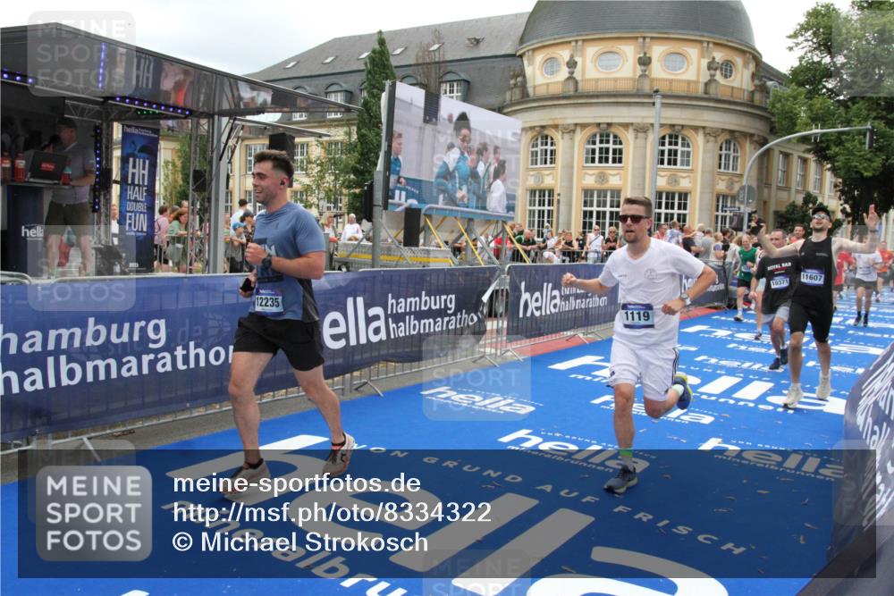 29.06.2025 - hella hamburg halbmarathon Michael Strokosch http://msf.ph/oto/8334322 29.06.2025 10:50:17 Ziel 1119, 3296, 4933, 7176, 7930, 7932, 8921, 10371, 11607, 12235, 13609, 13690, 15620, 16000, 18499, 18811, 19040 meine-sportfotos.de