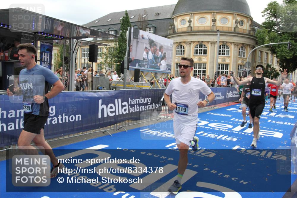 29.06.2025 - hella hamburg halbmarathon Michael Strokosch http://msf.ph/oto/8334378 29.06.2025 10:50:18 Ziel 1119, 3296, 4933, 7176, 7930, 7932, 8921, 10371, 11607, 12235, 12949, 13609, 13690, 15620, 16000, 16242, 18499, 18811, 19040 meine-sportfotos.de