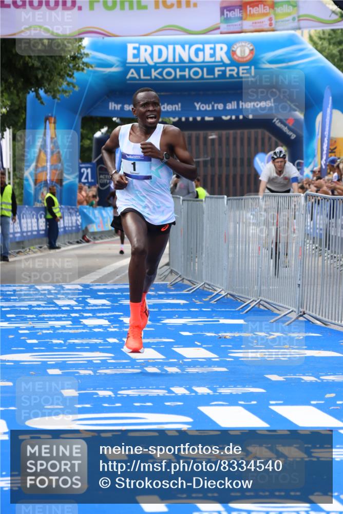 29.06.2025 - hella hamburg halbmarathon Strokosch-Dieckow http://msf.ph/oto/8334540 29.06.2025 10:01:00 Ziel 1, 5 meine-sportfotos.de