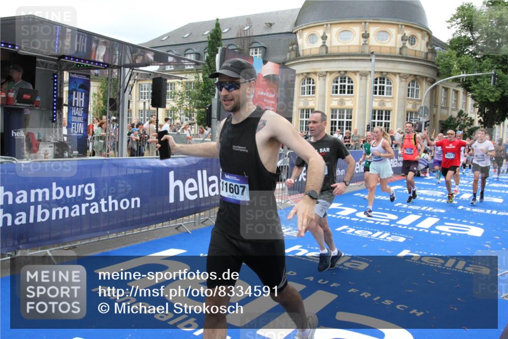 29.06.2025 - hella hamburg halbmarathon Michael Strokosch http://msf.ph/oto/8334591 29.06.2025 10:50:19 Ziel 1119, 4933, 7930, 7932, 8921, 10371, 11607, 12235, 12949, 13609, 13690, 15620, 16000, 16242, 18499, 18811, 19040 meine-sportfotos.de