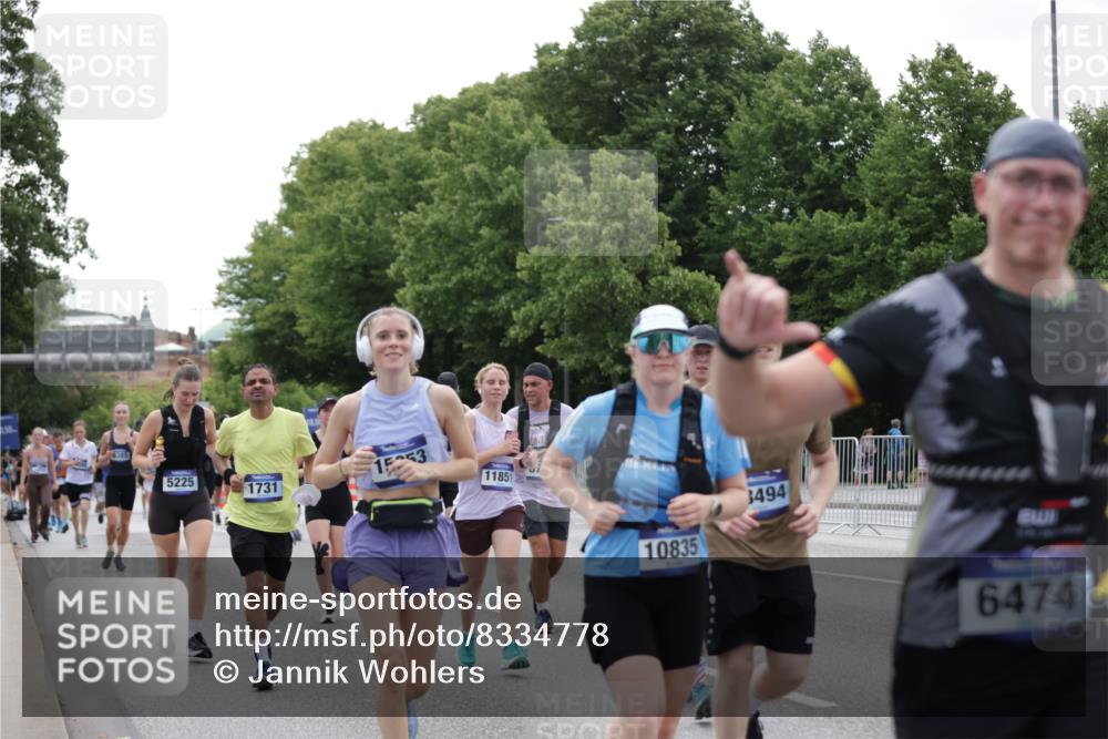 29.06.2025 - hella hamburg halbmarathon Jannik Wohlers http://msf.ph/oto/8334778 29.06.2025 10:40:46 Lombardsbrücke 1317, 1731, 2229, 2805, 3532, 3533, 4234, 4412, 4638, 5086, 5225, 5549, 5688, 5689, 6088, 6474, 6842, 7661, 7821, 7829, 8293, 8385, 8751, 8769, 8878, 8992, 9962, 10269, 10407, 10644, 10835, 11759, 11851, 13168, 13778, 13848, 14253, 14553, 14776, 15076, 15953, 16454, 16802, 16846, 16981, 17233, 17234, 17872, 17879, 18142, 18494, 18580, 18844, 18888 meine-sportfotos.de