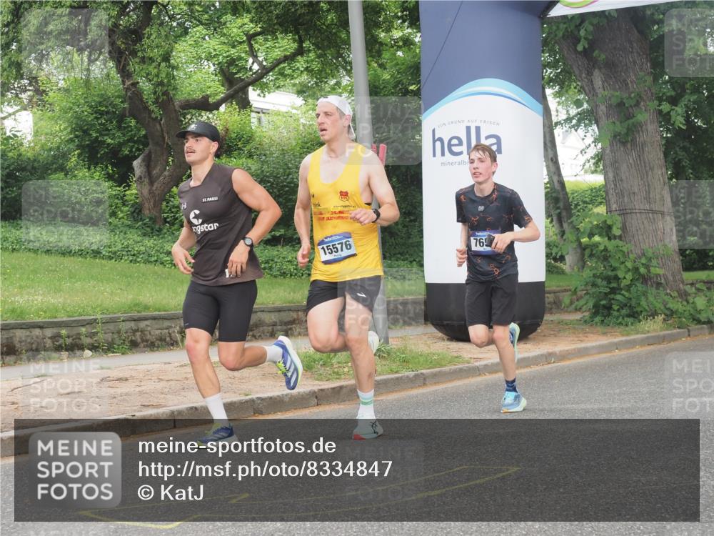 29.06.2025 - hella hamburg halbmarathon KatJ http://msf.ph/oto/8334847 29.06.2025 10:17:45 Zwischen KM18-KM19 1122, 2604, 7651 meine-sportfotos.de