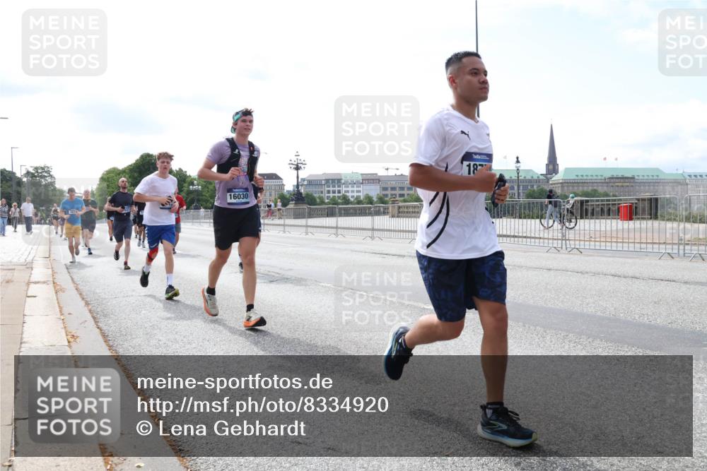 29.06.2025 - hella hamburg halbmarathon Lena Gebhardt http://msf.ph/oto/8334920 29.06.2025 10:13:18 Lombardsbrücke 16030, 18, 1007, 1020, 1051, 1747, 1859, 2055, 2942, 2961, 3218, 3360, 3728, 3729, 4187, 4532, 4950, 5546, 6207, 6489, 6724, 7346, 7446, 7447, 7460, 7873, 8279, 8398, 8405, 8913, 9141, 9527, 9612, 10067, 10402, 11720, 12492, 13331, 13928, 14404, 15531, 15663, 15922, 16030, 16255, 16323, 16437, 17474, 17699, 17988, 18048, 18222, 18231, 18320, 18530, 18732 meine-sportfotos.de