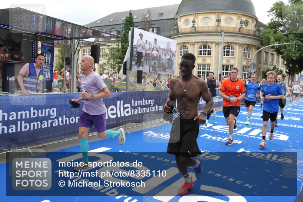 29.06.2025 - hella hamburg halbmarathon Michael Strokosch http://msf.ph/oto/8335110 29.06.2025 10:50:23 Ziel 4247, 4933, 7930, 7932, 8899, 8921, 12035, 12949, 13609, 13690, 14034, 16000, 16242, 18499, 18811, 19040 meine-sportfotos.de