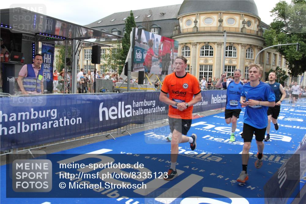 29.06.2025 - hella hamburg halbmarathon Michael Strokosch http://msf.ph/oto/8335123 29.06.2025 10:50:23 Ziel 4247, 4933, 7930, 7932, 8899, 8921, 12035, 12949, 13609, 13690, 14034, 16000, 16242, 18499, 18811, 19040 meine-sportfotos.de