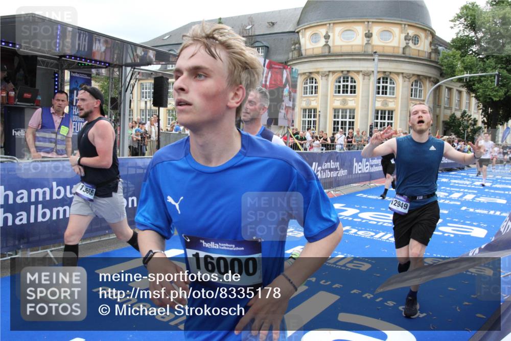 29.06.2025 - hella hamburg halbmarathon Michael Strokosch http://msf.ph/oto/8335178 29.06.2025 10:50:25 Ziel 4247, 4933, 6795, 8899, 12035, 12949, 13609, 13690, 14034, 16000, 16242, 18394, 18499 meine-sportfotos.de