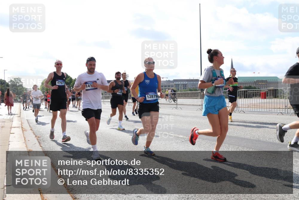 29.06.2025 - hella hamburg halbmarathon Lena Gebhardt http://msf.ph/oto/8335352 29.06.2025 10:00:33 Lombardsbrücke 4767, 141, 3400, 12879, 1019, 1180, 1239, 1264, 1526, 1544, 1568, 1583, 1611, 1681, 2027, 2086, 2099, 2159, 2236, 2346, 2426, 2447, 2474, 2606, 2652, 2730, 2982, 3042, 3059, 3141, 3177, 3181, 3319, 3400, 3794, 3861, 3898, 3983, 4419, 4579, 4594, 4616, 4632, 4767, 4796, 4813, 4940, 4945, 5272, 5418, 5643, 5728, 6082, 6084, 6104, 6138, 6220, 6260, 6443, 6470, 6581, 6757, 8478, 8632, 9553, 9555, 9577, 10074, 10599 meine-sportfotos.de