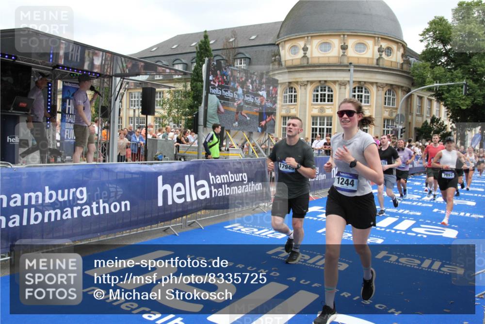 29.06.2025 - hella hamburg halbmarathon Michael Strokosch http://msf.ph/oto/8335725 29.06.2025 11:14:38 Ziel 1244, 1245, 1575, 3687, 4478, 5986, 6024, 6128, 6254, 7442, 7897, 8309, 8707, 11904, 11905, 15214, 15861, 16376, 17527, 17949 meine-sportfotos.de