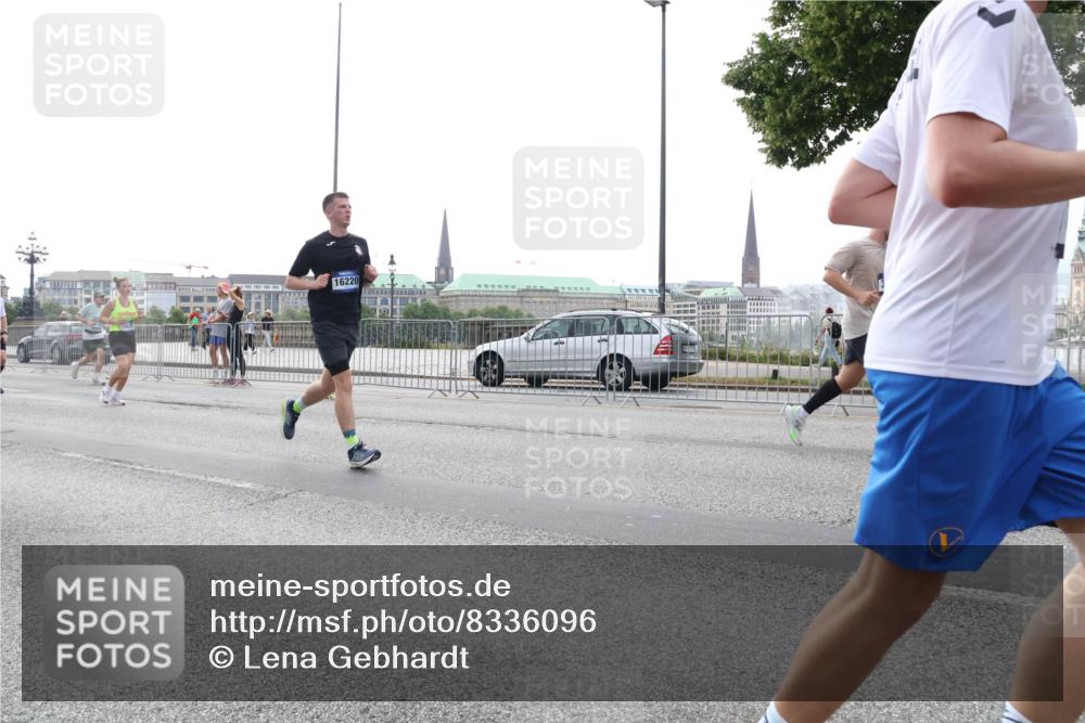 29.06.2025 - hella hamburg halbmarathon Lena Gebhardt http://msf.ph/oto/8336096 29.06.2025 10:38:05 Lombardsbrücke 16220, 1196, 1394, 1457, 1475, 1578, 1596, 1742, 1791, 1799, 1901, 1966, 1985, 2113, 2199, 2498, 2786, 2853, 3010, 3230, 3242, 3246, 3286, 3338, 3635, 3636, 3716, 3880, 4414, 4921, 5139, 5300, 5522, 5713, 5875, 6199, 6200, 6243, 6362, 6697, 6751, 6930, 7118, 7165, 7244, 7321, 7350, 7552, 7629, 7696, 7868, 7914, 8985, 9247, 9288, 9895, 10159, 10506, 10836, 11087, 11543, 12254, 12472, 12824, 17798 meine-sportfotos.de