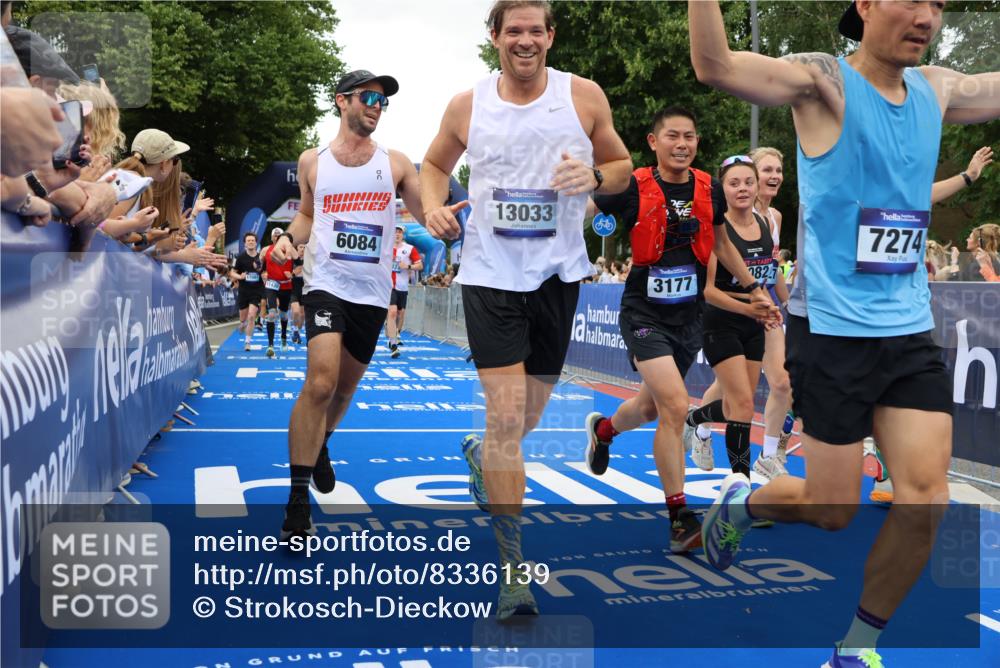 29.06.2025 - hella hamburg halbmarathon Strokosch-Dieckow http://msf.ph/oto/8336139 29.06.2025 10:54:15 Ziel 1267, 1442, 3103, 3177, 3861, 3898, 5638, 6082, 6084, 6443, 6511, 6512, 7274, 8223, 8390, 8772, 9791, 11430, 12213, 13033, 13289, 13794, 13803, 15169, 15524, 15946, 16527, 16574, 16750, 16780, 16879, 17087, 17698, 18268 meine-sportfotos.de