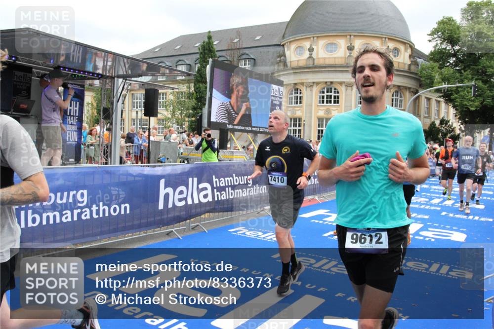 29.06.2025 - hella hamburg halbmarathon Michael Strokosch http://msf.ph/oto/8336373 29.06.2025 11:14:54 Ziel 1728, 7249, 7302, 7410, 9560, 9612, 11067, 11081, 12668, 12924, 15724, 16607, 18973, 19029 meine-sportfotos.de