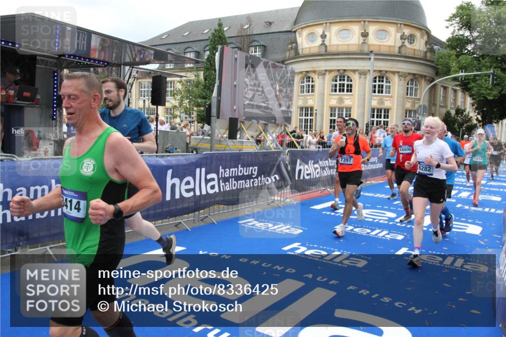 29.06.2025 - hella hamburg halbmarathon Michael Strokosch http://msf.ph/oto/8336425 29.06.2025 10:50:38 Ziel 1399, 1750, 3414, 4346, 5447, 6282, 6662, 7397, 7583, 7786, 8153, 8576, 9057, 11214, 13808, 13812, 13875, 15519, 15803, 16291, 16806, 17179, 17247, 18006, 18413 meine-sportfotos.de