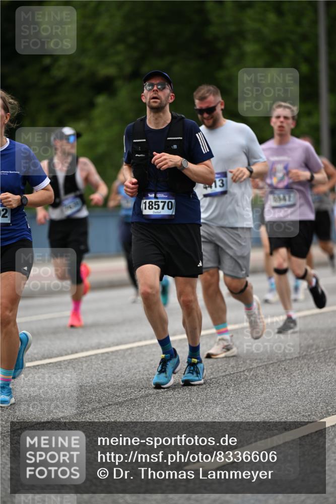 29.06.2025 - hella hamburg halbmarathon Dr. Thomas Lammeyer http://msf.ph/oto/8336606 29.06.2025 10:40:04 Kennedybrücke 1336, 1717, 2352, 2412, 2588, 2827, 3828, 4413, 4965, 5012, 5147, 5531, 6021, 6381, 6845, 6867, 7111, 7275, 8356, 8567, 8947, 9470, 9819, 10047, 10565, 10567, 11010, 11187, 11198, 11233 meine-sportfotos.de