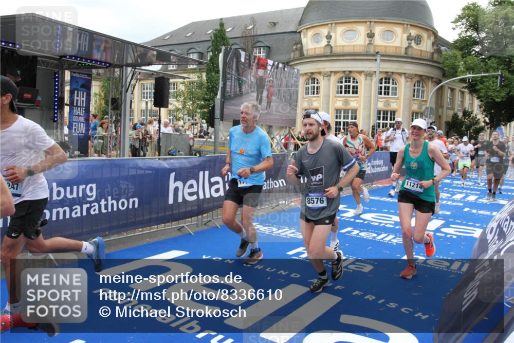 29.06.2025 - hella hamburg halbmarathon Michael Strokosch http://msf.ph/oto/8336610 29.06.2025 10:50:39 Ziel 1399, 1750, 3414, 4346, 5447, 6282, 6662, 7397, 7583, 7786, 8576, 9057, 11214, 13808, 13812, 13875, 15519, 15803, 16291, 16806, 17179, 17247, 18006, 18413 meine-sportfotos.de