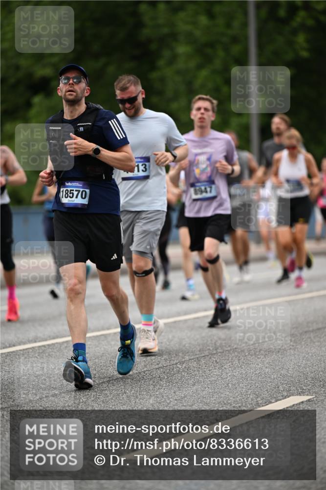 29.06.2025 - hella hamburg halbmarathon Dr. Thomas Lammeyer http://msf.ph/oto/8336613 29.06.2025 10:40:04 Kennedybrücke 1336, 1717, 2352, 2412, 2588, 2827, 3828, 4413, 4965, 5012, 5147, 5531, 6021, 6381, 6845, 6867, 7111, 7275, 8356, 8567, 8947, 9470, 9819, 10047, 10565, 10567, 11010, 11187, 11198, 11233 meine-sportfotos.de