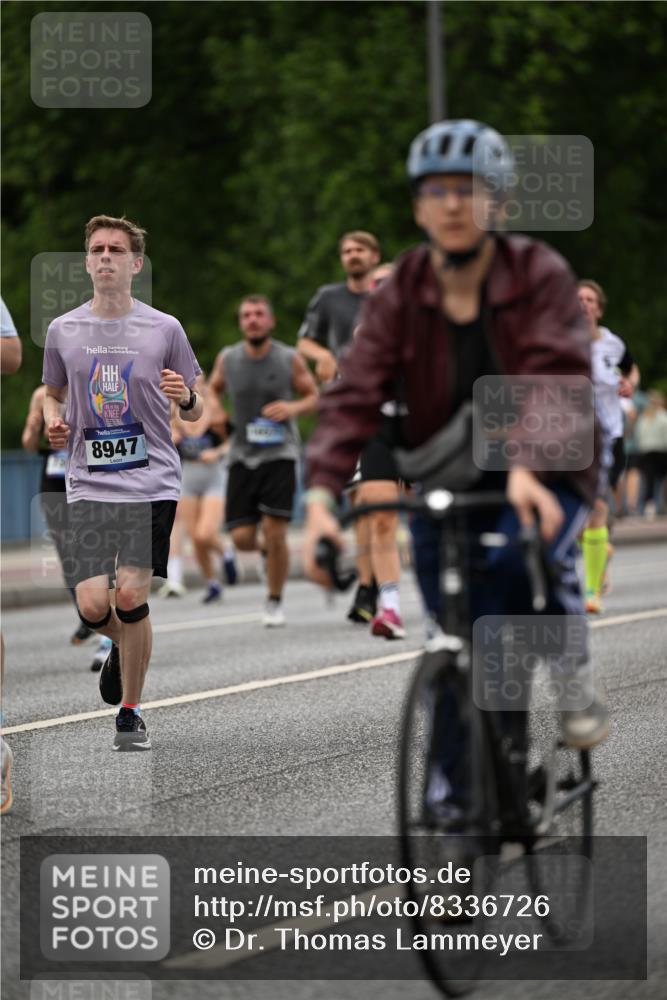 29.06.2025 - hella hamburg halbmarathon Dr. Thomas Lammeyer http://msf.ph/oto/8336726 29.06.2025 10:40:05 Kennedybrücke 1336, 1717, 2352, 2412, 2588, 2827, 3741, 3828, 4413, 5012, 5531, 6021, 6381, 6845, 6867, 7111, 7275, 8356, 8567, 8947, 9470, 9819, 10047, 10119, 10565, 10567, 11010, 11187, 11198, 11233 meine-sportfotos.de