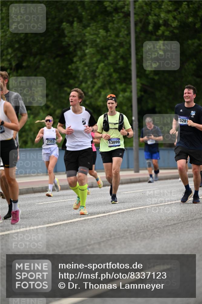 29.06.2025 - hella hamburg halbmarathon Dr. Thomas Lammeyer http://msf.ph/oto/8337123 29.06.2025 10:40:07 Kennedybrücke 1036, 1336, 1717, 2352, 2412, 2588, 2827, 3741, 4413, 5012, 5531, 6021, 6381, 6845, 6867, 6896, 7111, 7275, 7927, 8356, 8567, 8947, 9470, 9819, 10047, 10119, 10567, 11010, 11187, 11198, 11233 meine-sportfotos.de