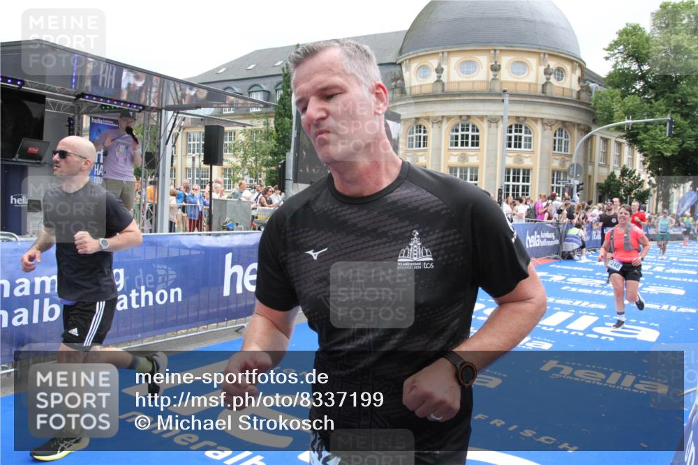 29.06.2025 - hella hamburg halbmarathon Michael Strokosch http://msf.ph/oto/8337199 29.06.2025 11:15:28 Ziel 1240, 4228, 5608, 7258, 8597, 9276, 11916, 13242, 13424, 15594, 15817, 15978, 17774 meine-sportfotos.de