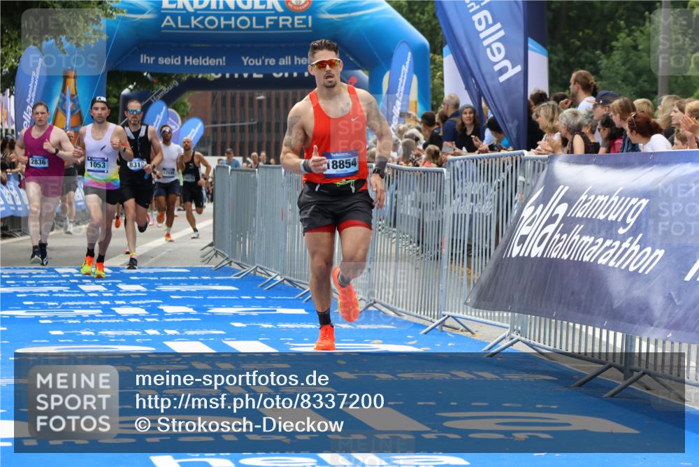 29.06.2025 - hella hamburg halbmarathon Strokosch-Dieckow http://msf.ph/oto/8337200 29.06.2025 10:33:32 Ziel 1053, 1396, 2836, 4602, 8312, 8956, 12595, 14975, 15326, 16931, 17191, 18731, 18854 meine-sportfotos.de