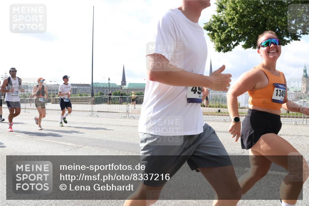 29.06.2025 - hella hamburg halbmarathon Lena Gebhardt http://msf.ph/oto/8337216 29.06.2025 10:00:37 Lombardsbrücke 17150, 17145, 49, 1345, 1019, 1180, 1239, 1526, 1544, 1568, 1583, 1611, 1681, 2027, 2086, 2159, 2236, 2346, 2426, 2474, 2606, 2652, 2730, 2982, 3042, 3059, 3141, 3177, 3181, 3319, 3400, 3794, 3861, 3898, 3983, 4419, 4579, 4594, 4616, 4767, 4813, 4940, 4945, 5033, 5272, 5418, 5643, 5728, 6082, 6084, 6104, 6138, 6220, 6260, 6443, 6470, 6714, 6757, 8478, 8632, 8923, 9124, 9553, 9555, 9577, 10074, 10271, 10599 meine-sportfotos.de