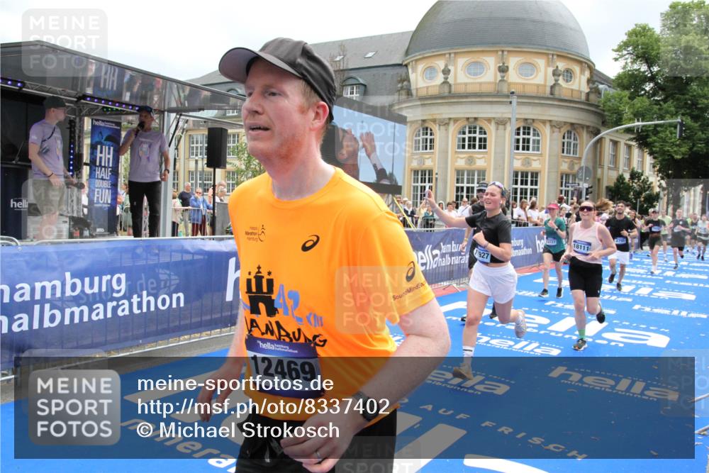 29.06.2025 - hella hamburg halbmarathon Michael Strokosch http://msf.ph/oto/8337402 29.06.2025 11:15:45 Ziel 2819, 3225, 4464, 4795, 8847, 10908, 11428, 12469, 12939, 13727, 15138, 17927, 18111, 18344 meine-sportfotos.de