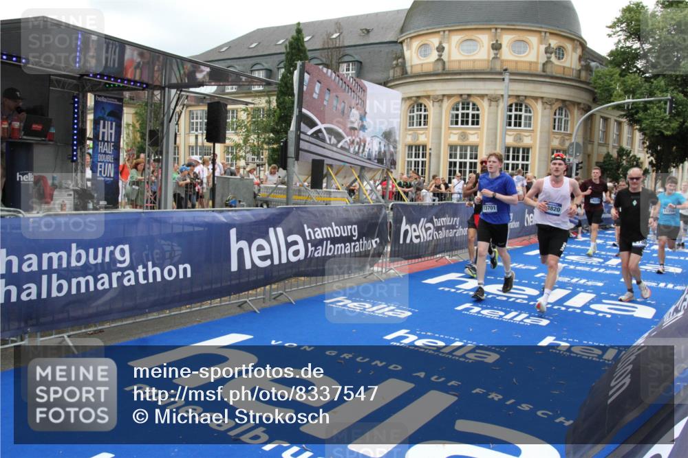 29.06.2025 - hella hamburg halbmarathon Michael Strokosch http://msf.ph/oto/8337547 29.06.2025 10:50:46 Ziel 2234, 2788, 5115, 6662, 6712, 7134, 7583, 7952, 8657, 11356, 13701, 13808, 13875, 15426, 15720, 16291, 17129, 17908, 18229, 18370, 18413, 18820 meine-sportfotos.de