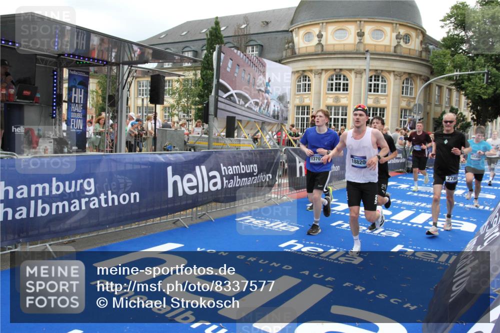 29.06.2025 - hella hamburg halbmarathon Michael Strokosch http://msf.ph/oto/8337577 29.06.2025 10:50:47 Ziel 2234, 2788, 5115, 6712, 7134, 7583, 7952, 8657, 11356, 13701, 15426, 15720, 16291, 17129, 17908, 18229, 18370, 18413, 18820 meine-sportfotos.de