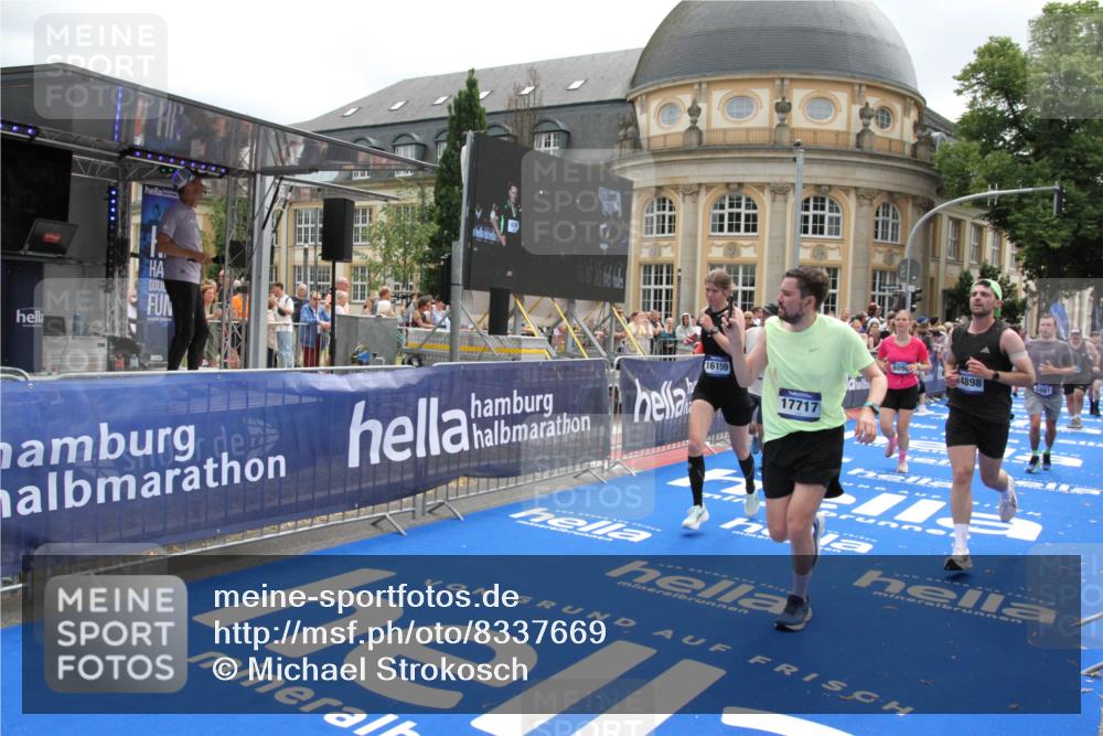 29.06.2025 - hella hamburg halbmarathon Michael Strokosch http://msf.ph/oto/8337669 29.06.2025 11:16:09 Ziel 1599, 2165, 5390, 5449, 5981, 7058, 8090, 9891, 13341, 13821, 14195, 14898, 16159, 17717, 19248 meine-sportfotos.de