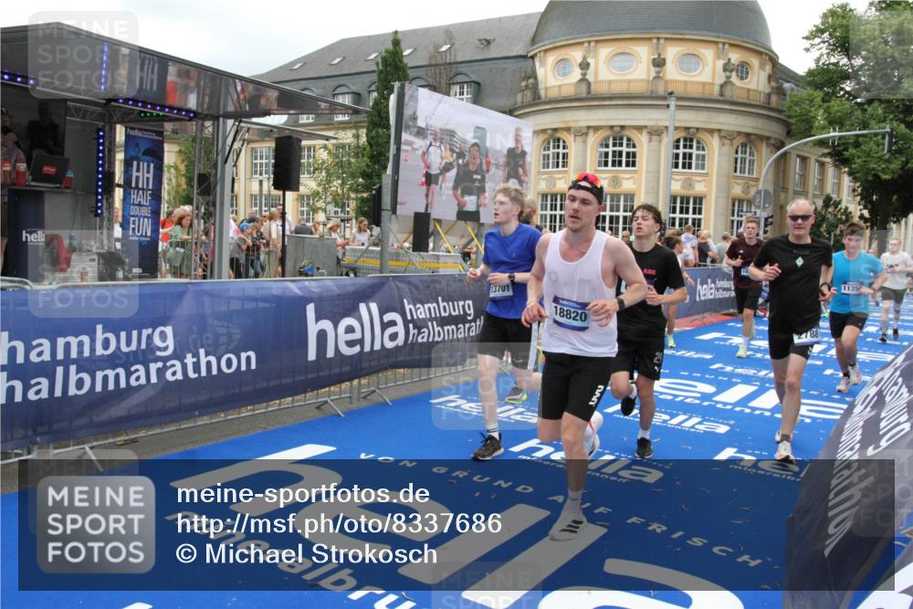 29.06.2025 - hella hamburg halbmarathon Michael Strokosch http://msf.ph/oto/8337686 29.06.2025 10:50:47 Ziel 2234, 2788, 5115, 6712, 7134, 7583, 7952, 8657, 11356, 13701, 15426, 15720, 16291, 17129, 17908, 18229, 18370, 18413, 18820 meine-sportfotos.de