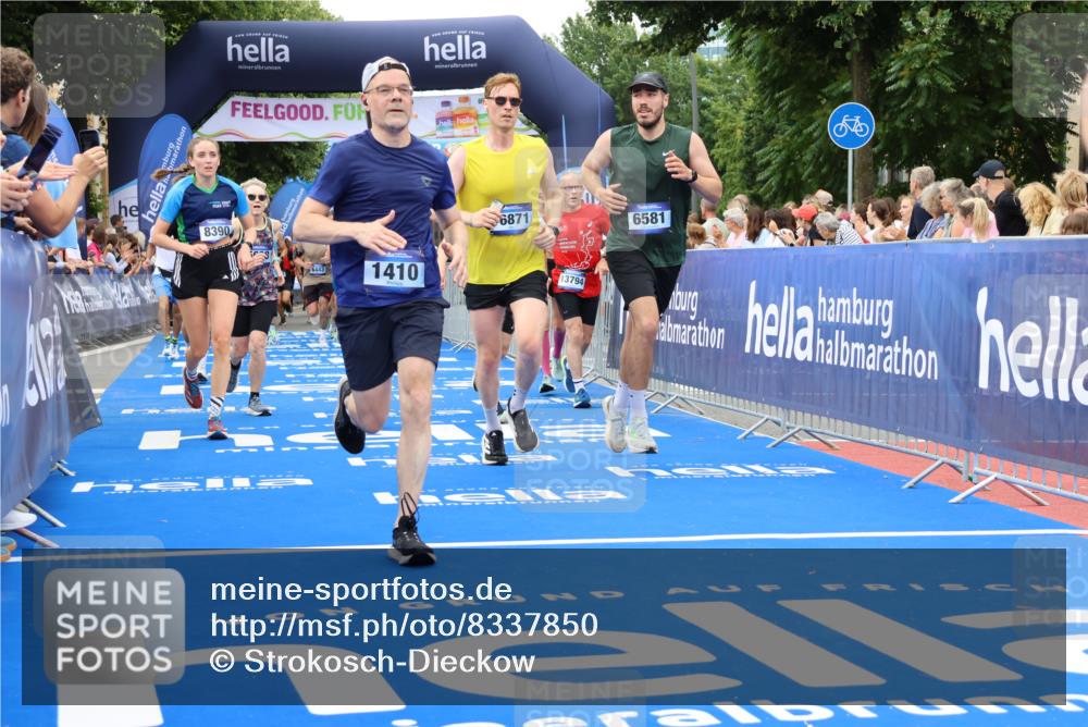 29.06.2025 - hella hamburg halbmarathon Strokosch-Dieckow http://msf.ph/oto/8337850 29.06.2025 10:54:06 Ziel 1151, 1410, 1815, 3096, 3208, 3209, 3898, 5638, 6294, 6356, 6443, 6581, 8390, 9032, 9791, 11499, 12213, 12379, 13397, 13794, 15169, 15524, 16780, 16871, 17348, 18308 meine-sportfotos.de