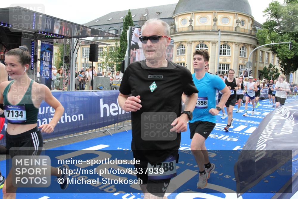 29.06.2025 - hella hamburg halbmarathon Michael Strokosch http://msf.ph/oto/8337939 29.06.2025 10:50:48 Ziel 2234, 2788, 5115, 6712, 7134, 7952, 8657, 11356, 13701, 15426, 15720, 17129, 17908, 18229, 18370, 18820 meine-sportfotos.de