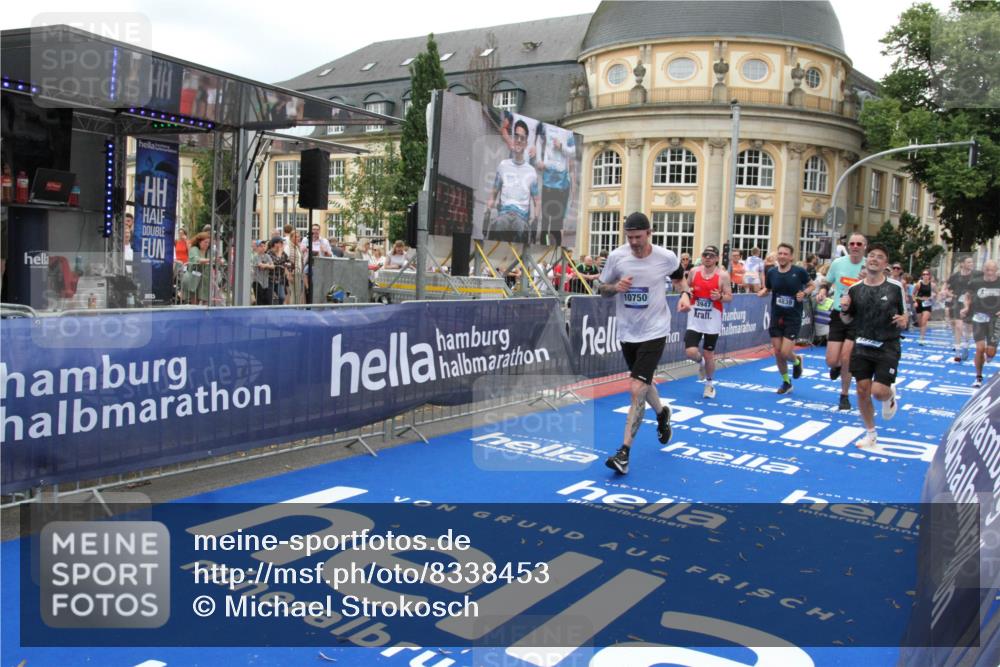29.06.2025 - hella hamburg halbmarathon Michael Strokosch http://msf.ph/oto/8338453 29.06.2025 10:50:55 Ziel 1466, 3654, 3947, 4839, 5018, 5115, 7052, 8205, 8572, 10750, 11551, 15395, 15643, 18182 meine-sportfotos.de