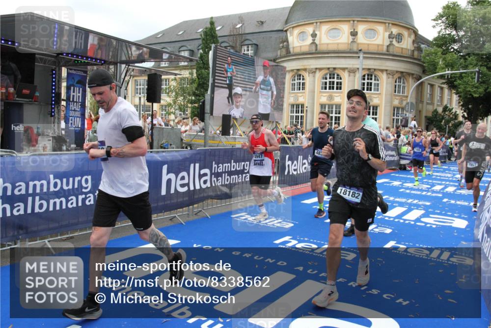 29.06.2025 - hella hamburg halbmarathon Michael Strokosch http://msf.ph/oto/8338562 29.06.2025 10:50:56 Ziel 1466, 3654, 3947, 4839, 5018, 7052, 7369, 8205, 8572, 10750, 11551, 13687, 15362, 15395, 15643, 18182 meine-sportfotos.de