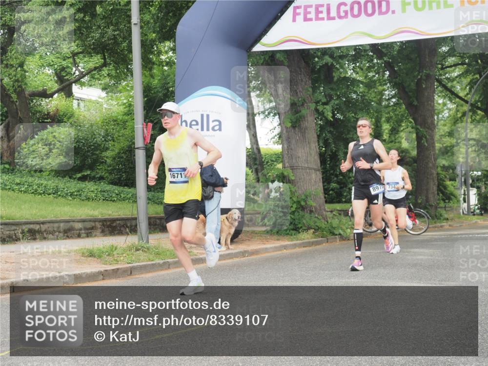 29.06.2025 - hella hamburg halbmarathon KatJ http://msf.ph/oto/8339107 29.06.2025 10:18:48 Zwischen KM18-KM19 1827, 7349, 7389 meine-sportfotos.de
