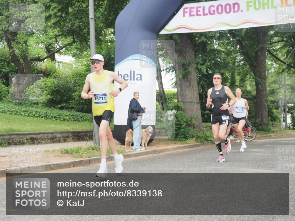 29.06.2025 - hella hamburg halbmarathon KatJ http://msf.ph/oto/8339138 29.06.2025 10:18:48 Zwischen KM18-KM19 1827, 7349, 7389 meine-sportfotos.de