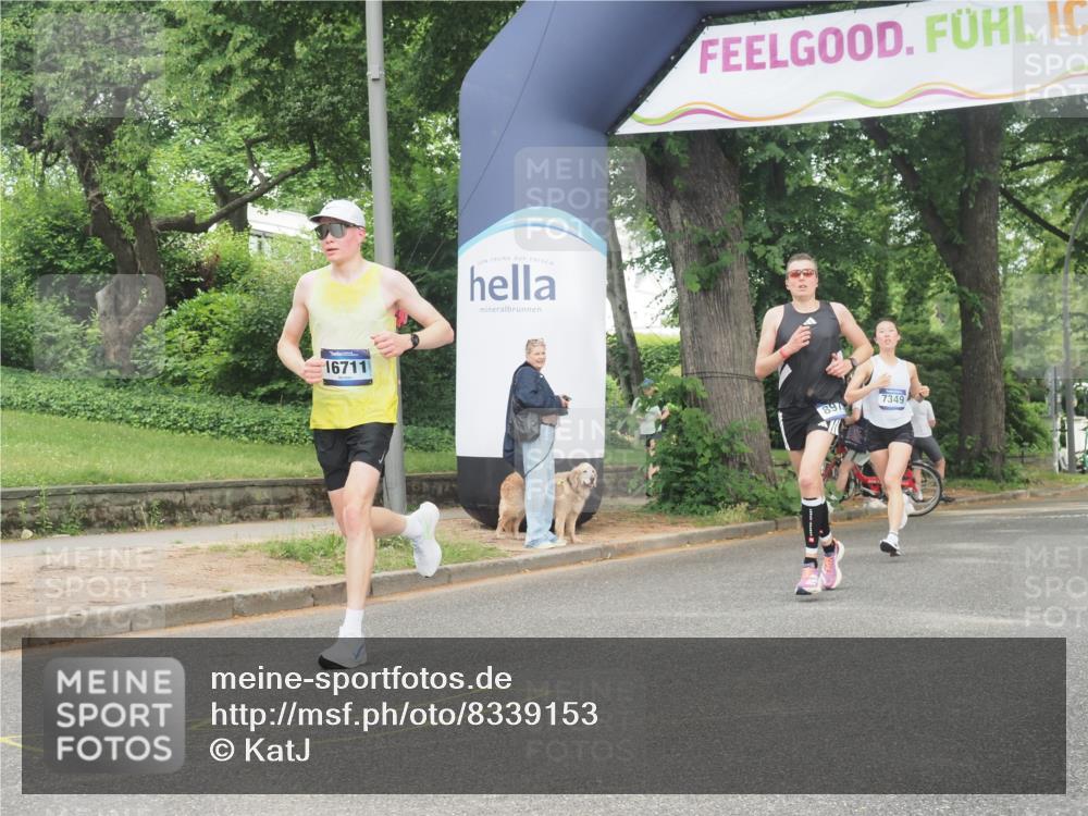 29.06.2025 - hella hamburg halbmarathon KatJ http://msf.ph/oto/8339153 29.06.2025 10:18:48 Zwischen KM18-KM19 1827, 7349, 7389 meine-sportfotos.de