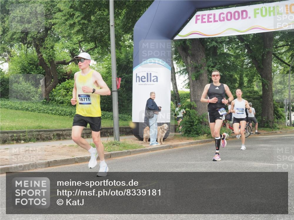 29.06.2025 - hella hamburg halbmarathon KatJ http://msf.ph/oto/8339181 29.06.2025 10:18:48 Zwischen KM18-KM19 1827, 7349, 7389 meine-sportfotos.de