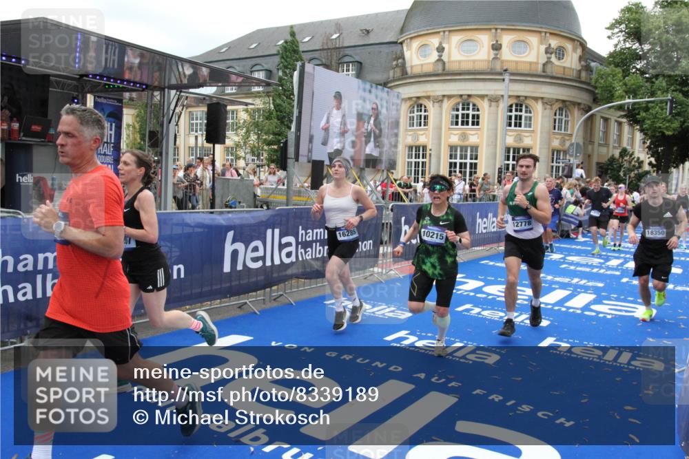 29.06.2025 - hella hamburg halbmarathon Michael Strokosch http://msf.ph/oto/8339189 29.06.2025 10:51:04 Ziel 1630, 2207, 4077, 7369, 8117, 8261, 8572, 8704, 10215, 10508, 10603, 12778, 13008, 13687, 14125, 15362, 16285, 17221, 18066, 18350 meine-sportfotos.de