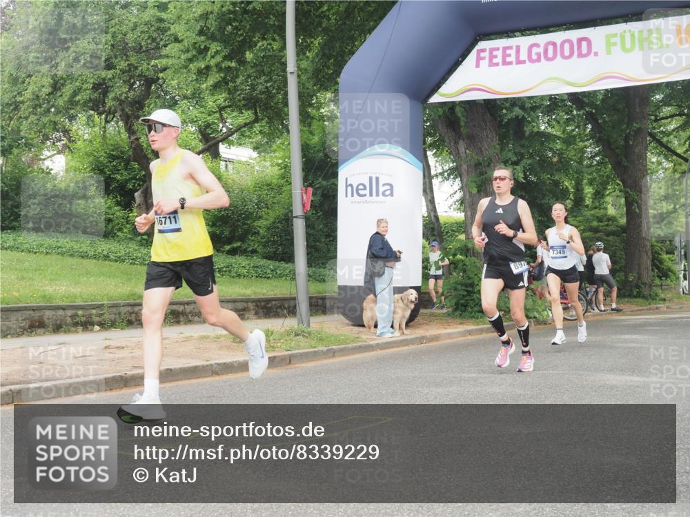 29.06.2025 - hella hamburg halbmarathon KatJ http://msf.ph/oto/8339229 29.06.2025 10:18:48 Zwischen KM18-KM19 1827, 7349, 7389 meine-sportfotos.de