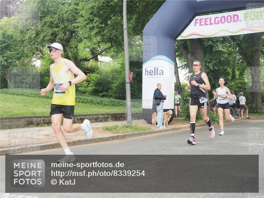29.06.2025 - hella hamburg halbmarathon KatJ http://msf.ph/oto/8339254 29.06.2025 10:18:48 Zwischen KM18-KM19 1827, 7349, 7389 meine-sportfotos.de